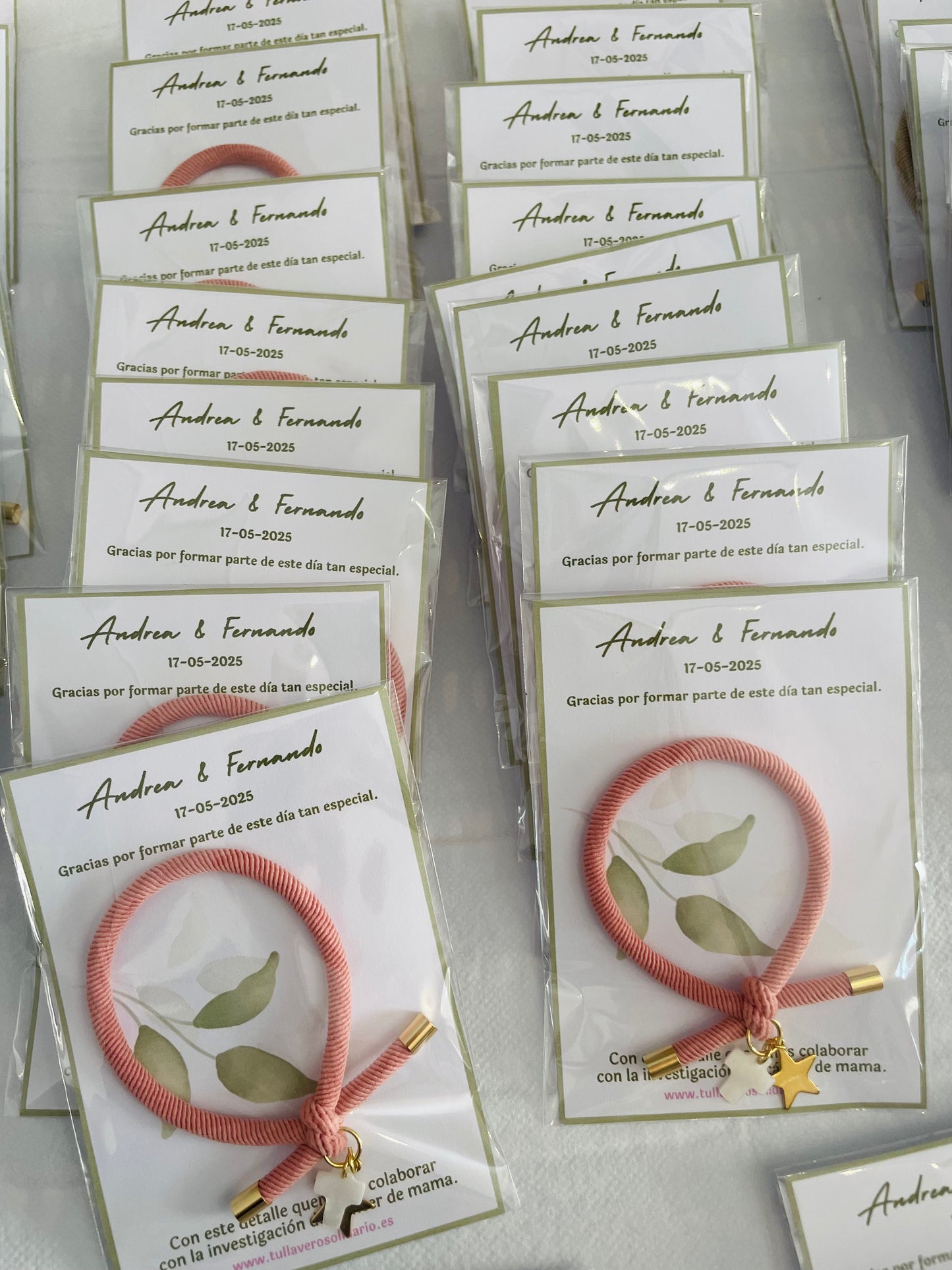 Pulsera solidaria nudo cruz nacarada comunión