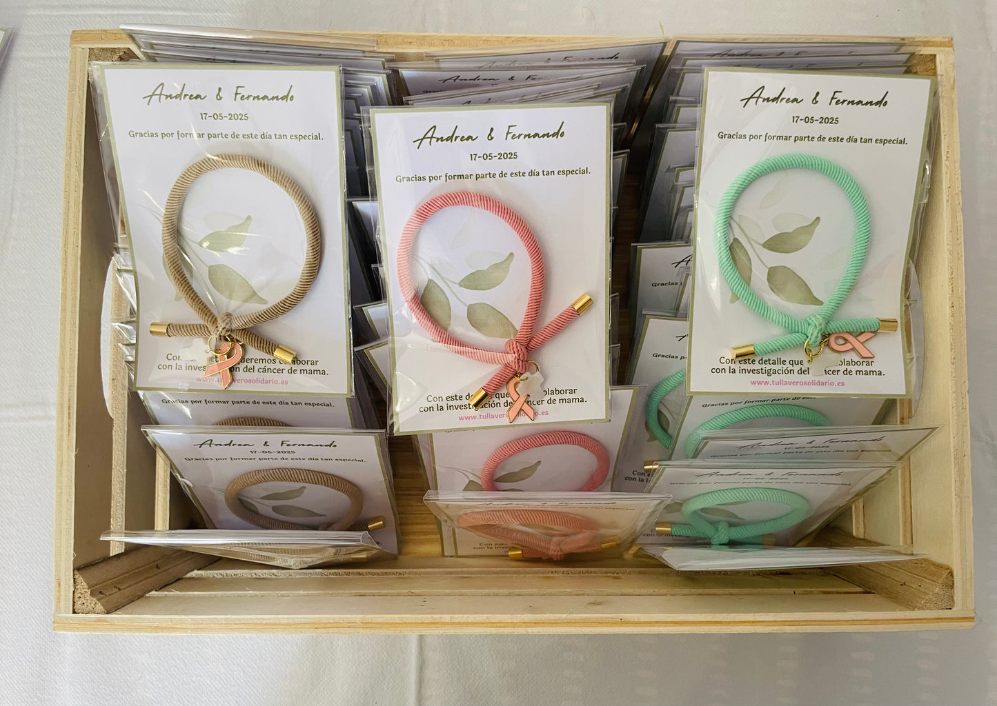 Pulsera solidaria nudo cruz nacarada comunión