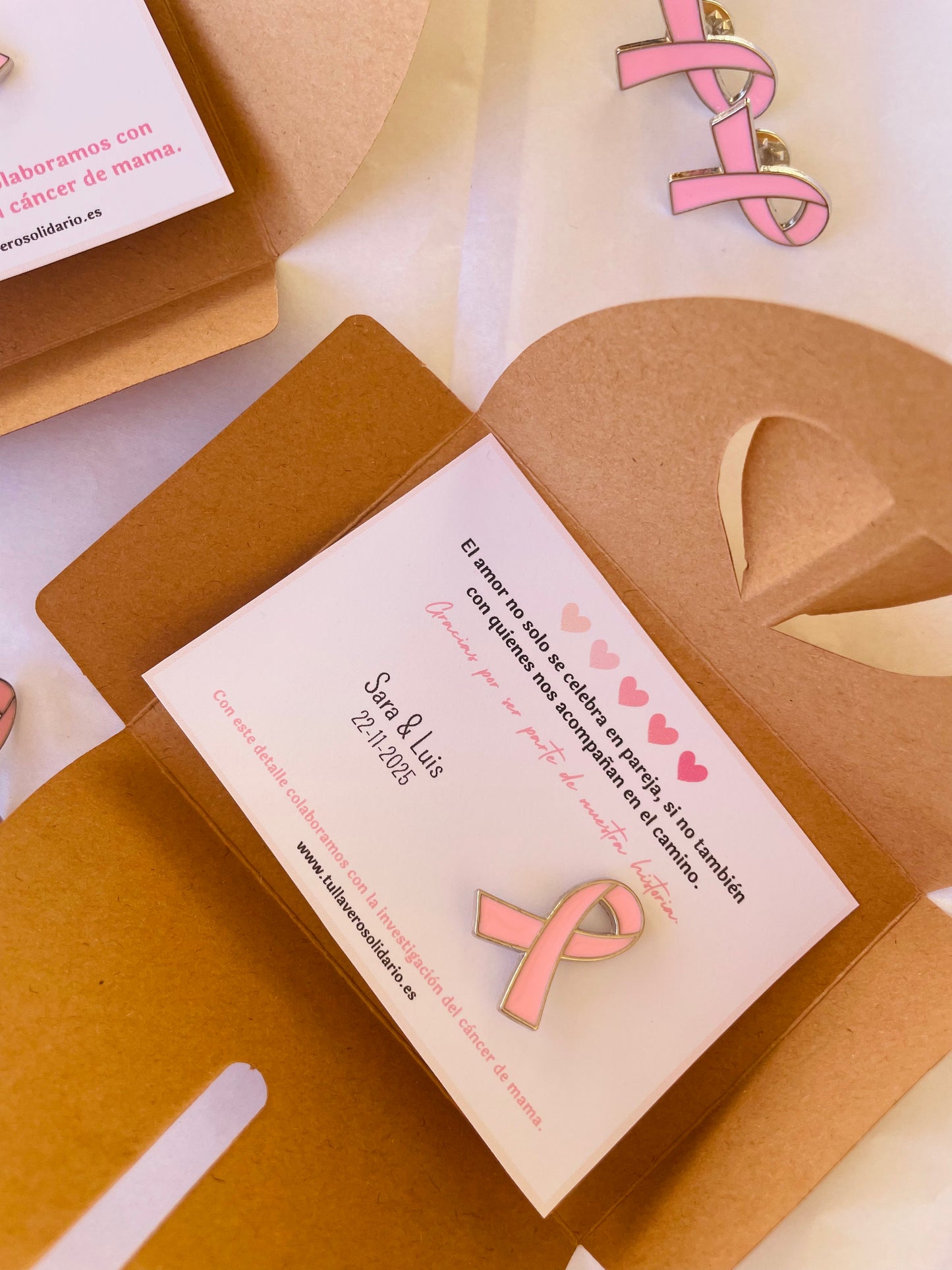 Pin lazo solidario