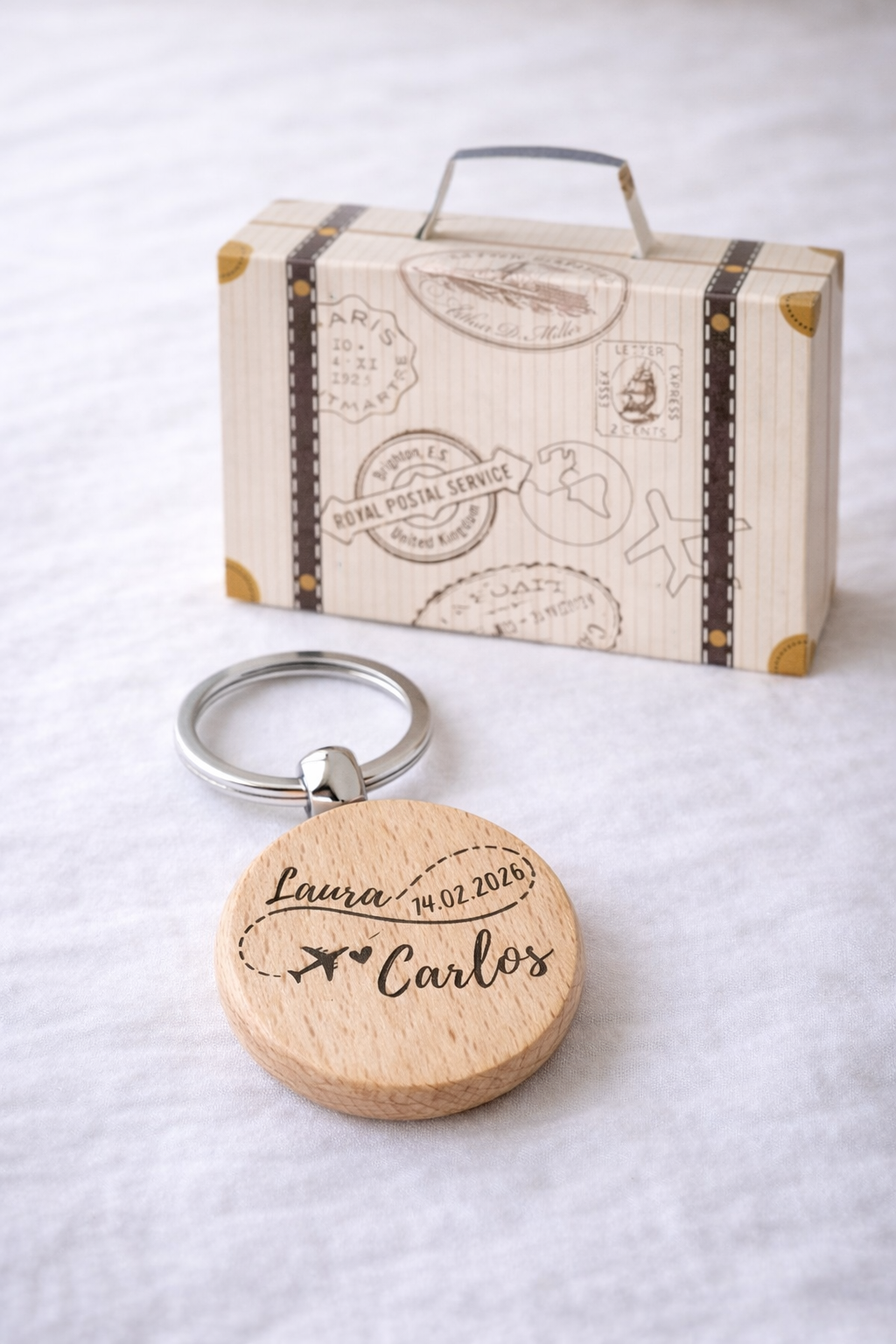 Llavero madera personalizado + maleta
