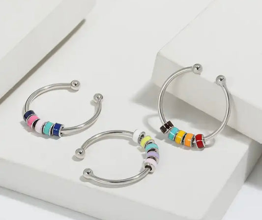 anillos con cuentas de colores, 